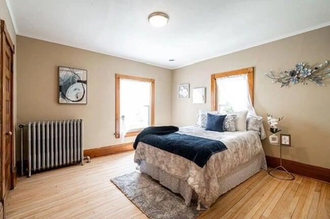 Building Photo - Amazing 5-Bedroom, 2.5 Bathroom Updated Ho...