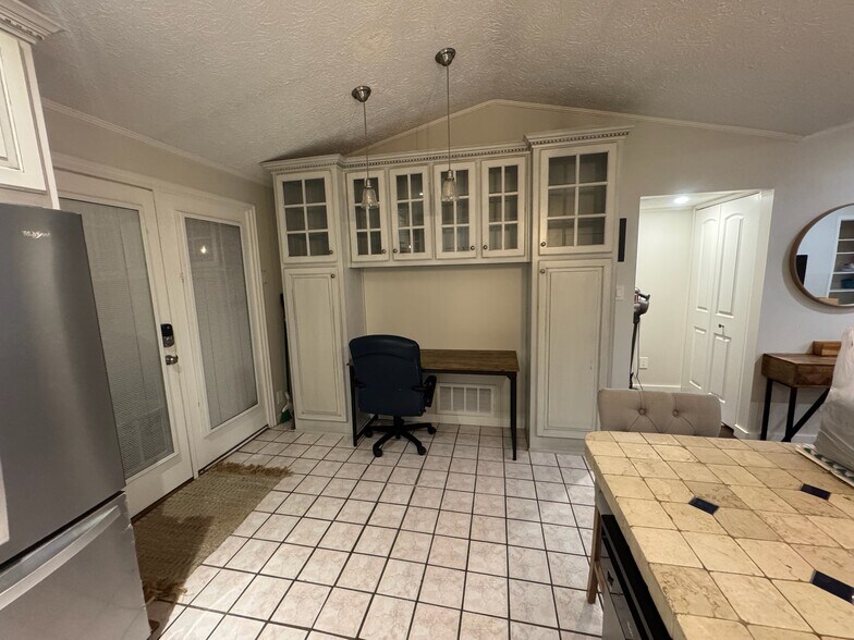 Kitchen - 1822 N Rock Springs Rd NE
