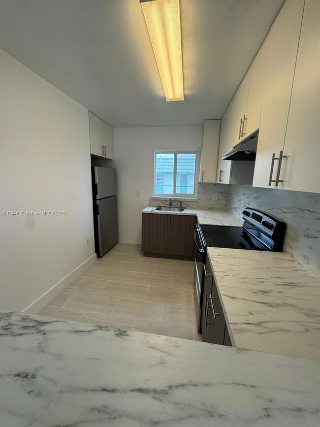 Building Photo - 800 NW 44th Ave