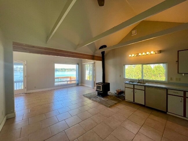 Building Photo - Beachfront Cabin - Water Included