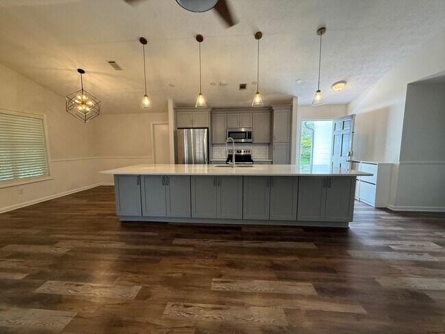 Building Photo - Renovated 3 bedroom 2 bath Ranch