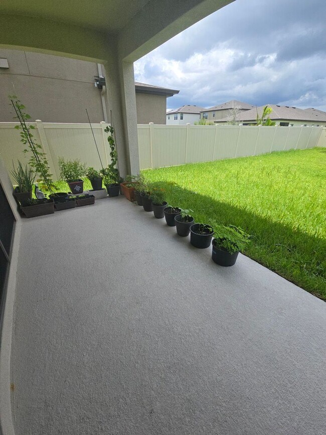 Building Photo - Gorgeous 5-Bedroom, 3-Bathroom in Riverview