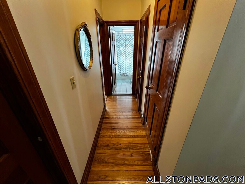 Building Photo - 240 Kelton St