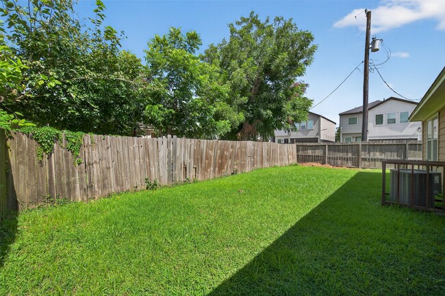 Building Photo - 8002 Colonial Ln