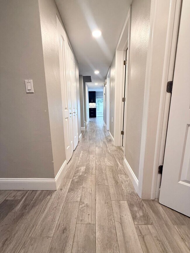 Building Photo - 621 Landings Pl