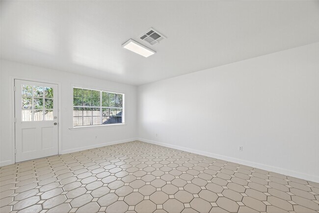 Building Photo - 9011 Landsdowne Dr