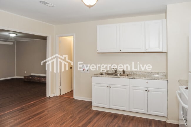 Building Photo - 1004 8th Ave SW