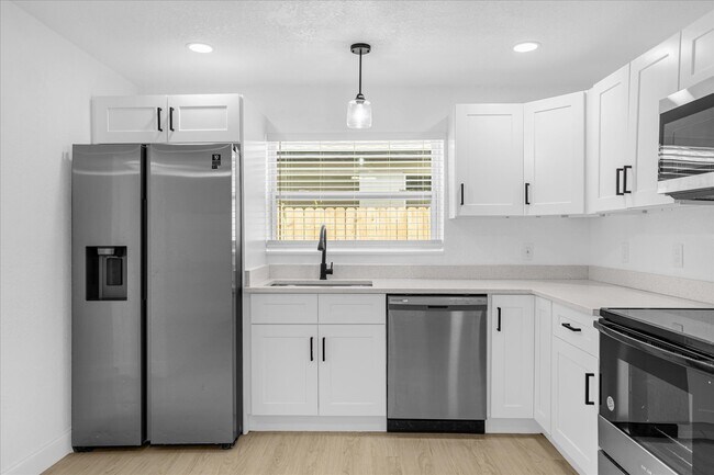 Building Photo - 812 W Miller St