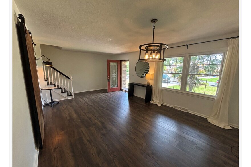 Building Photo - 723 Sir Walter Cir
