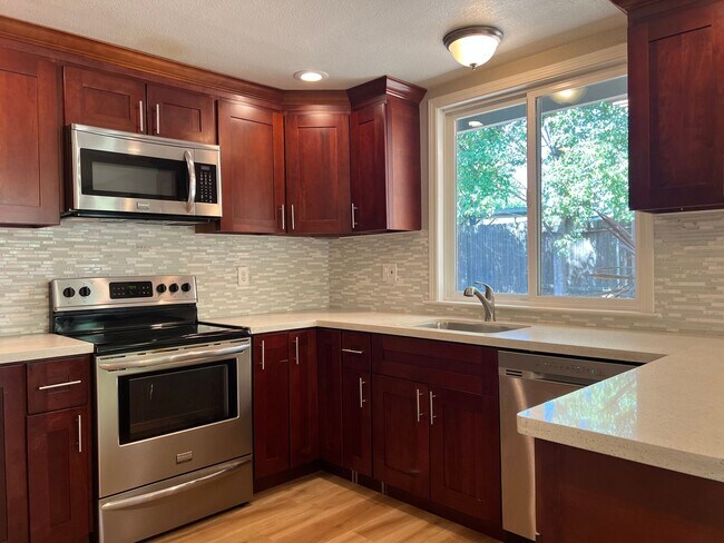 Building Photo - 3 Bedroom 2 Bathroom 2 Car Garage Home in Loomis
