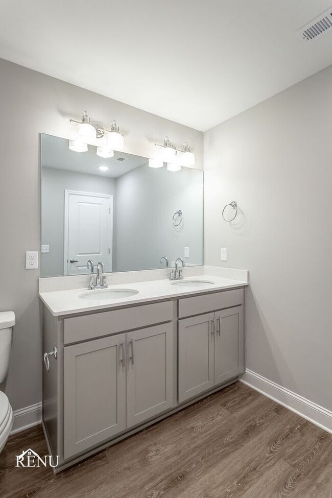 Building Photo - 2374 E 18th Street Pl