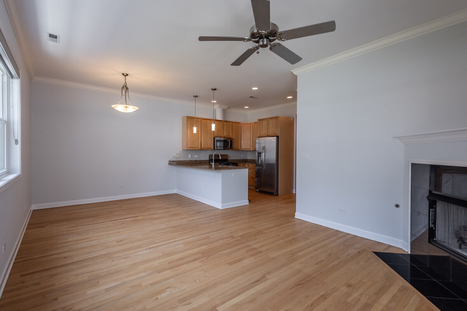 Living room/Dining room - 948 Madison W St