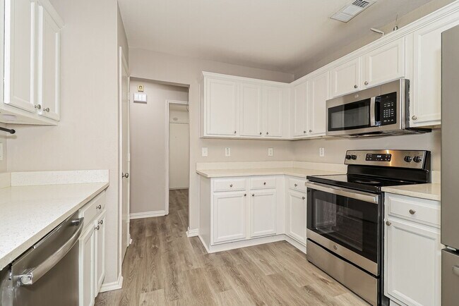 Building Photo - 113 Oak Hollow Ln