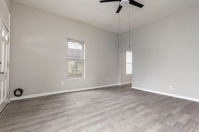 Building Photo - 726-728 W Saint Catherine Street