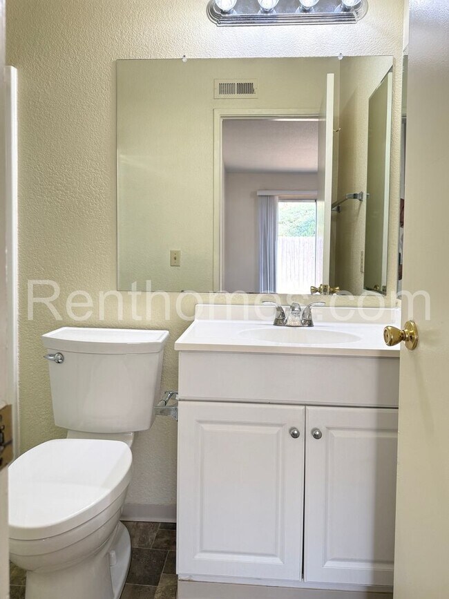 Building Photo - 1553 Palomar Dr