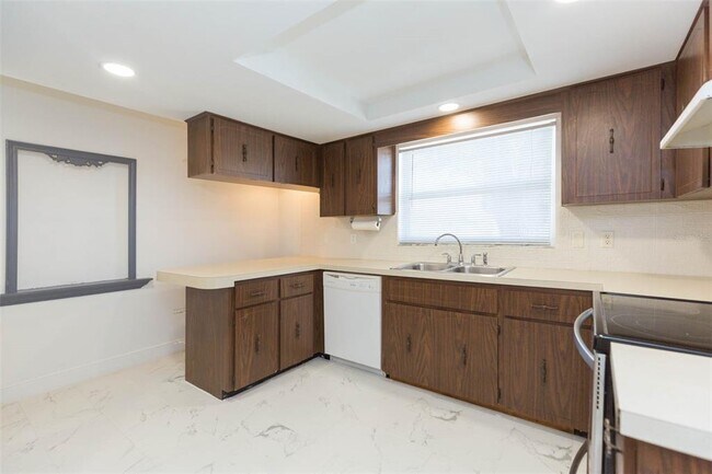 Building Photo - 8253 Redfield Dr