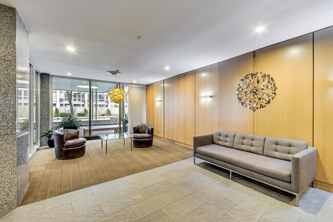 Building Photo - 2930 N Sheridan Rd