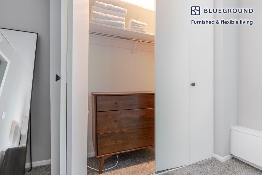 Building Photo - 3450 N Lake Shore Dr