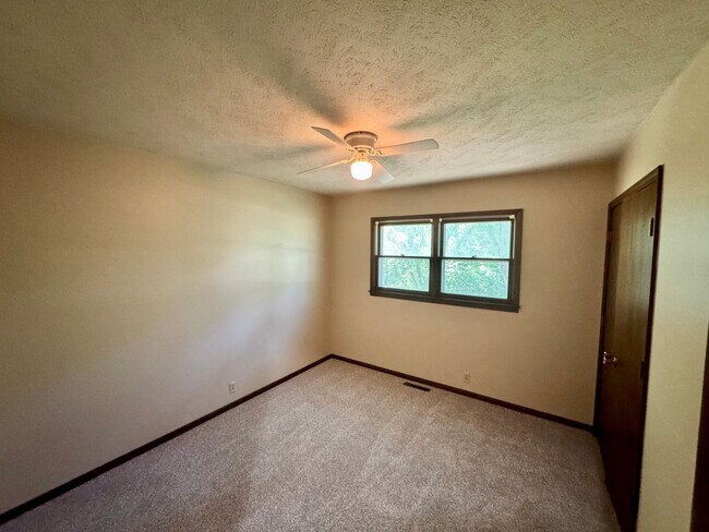 Building Photo - 4 Bed, 3 Bath home on West Side of Manhattan Near CiCo Park!