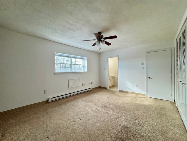 Building Photo - 25 Greentree Ln