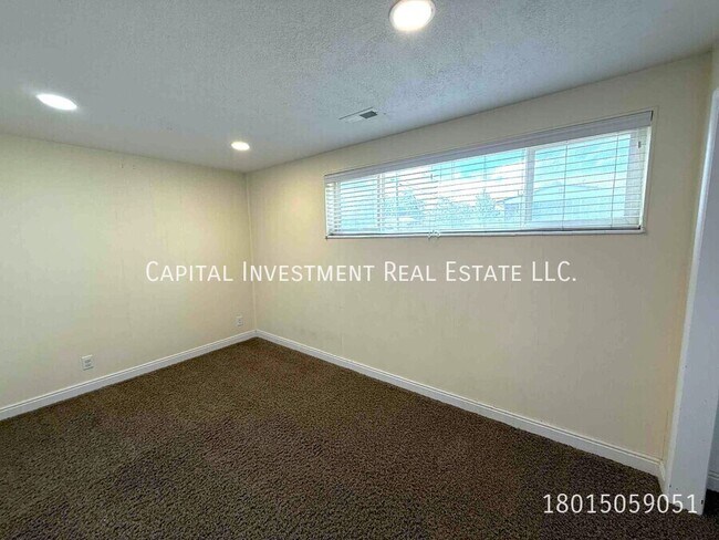 Building Photo - 1102 E Sego Lily Dr