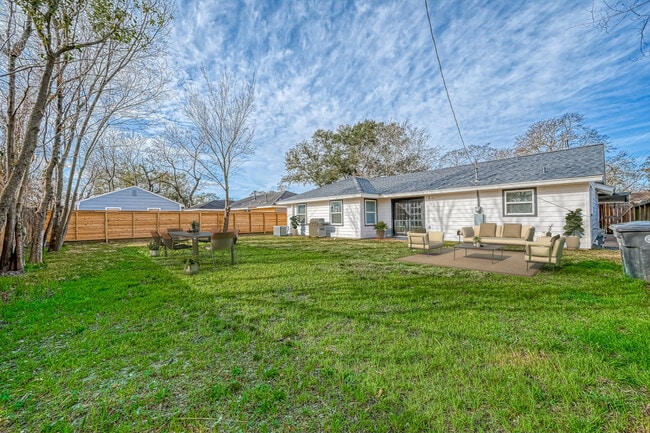 Building Photo - 1914 Lynnview Dr