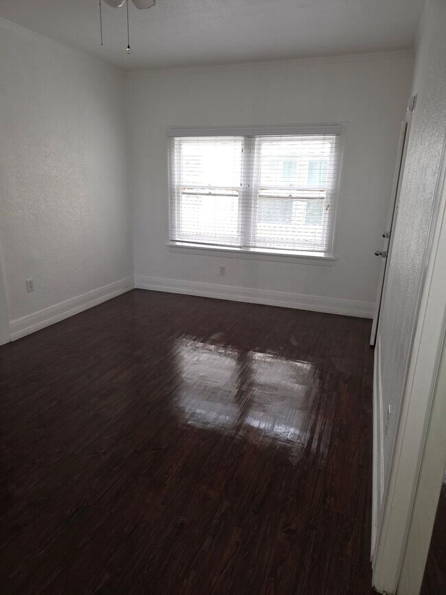 Building Photo - Fourth Street