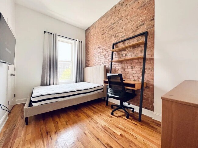 Building Photo - Furnished room/NOT APARTMENT