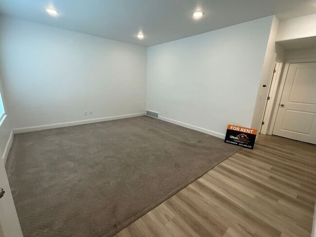 Building Photo - 4 Bedroom 3 Bath 2200 Sq ft Home 2 Car Garage.
