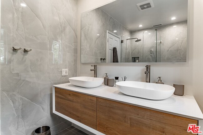 Building Photo - 1438 San Ysidro Dr