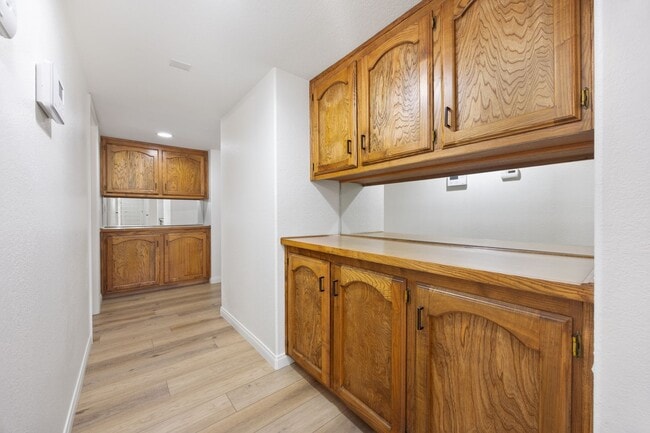 Building Photo - Beautiful Home in the Vineyards!