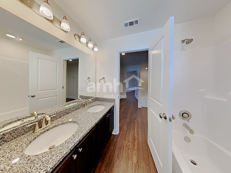 Building Photo - 2920 Throneberry Ln
