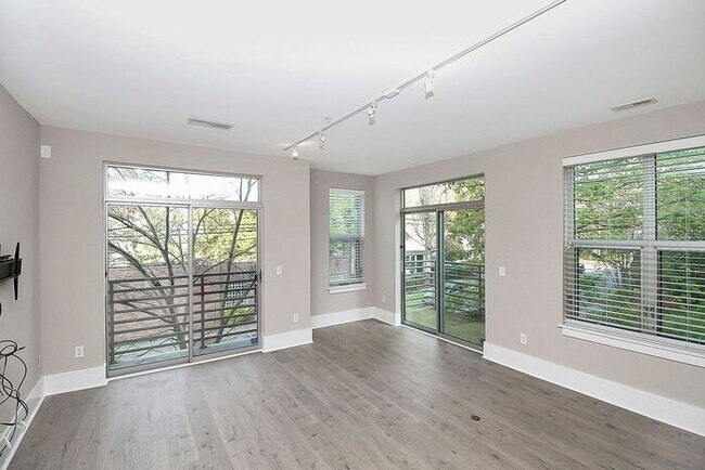 Building Photo - Industrial Corner 2BD/2BA Condo at Steelhaus in Plaza Midwood!