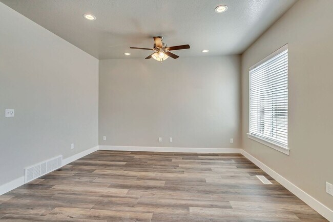 Building Photo - Dog Friendly Exchange Townhome