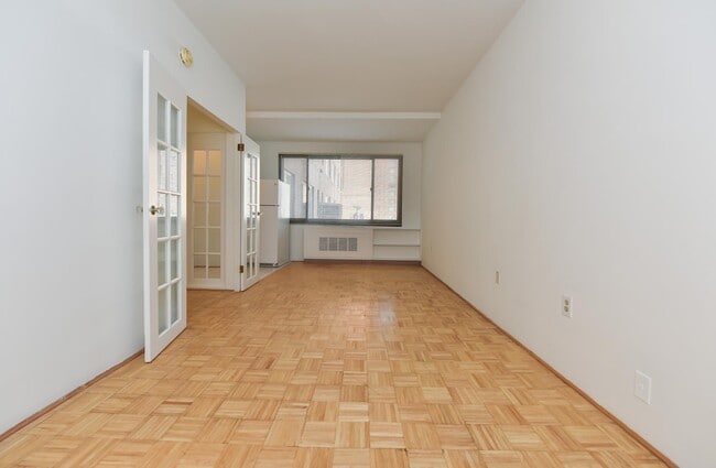 Building Photo - Spacious & Bright Junior 1 Bedroom at River Place East