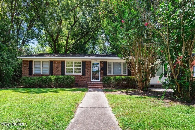 Building Photo - 1306 E 1st St