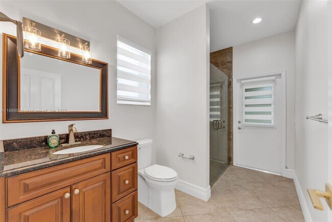Building Photo - 420 Montclaire Dr