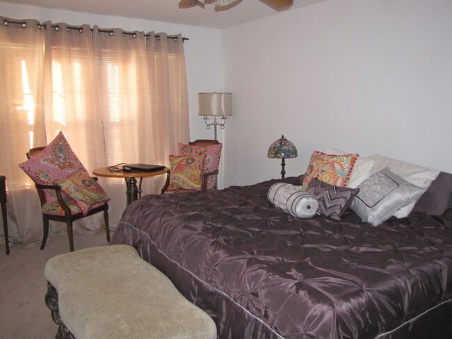 Building Photo - Very spacious *3Bed*2.5Bath Townhome in Fa...