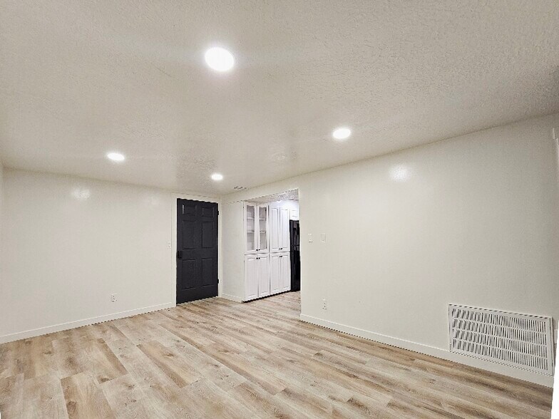Building Photo - 610 W 5735 S