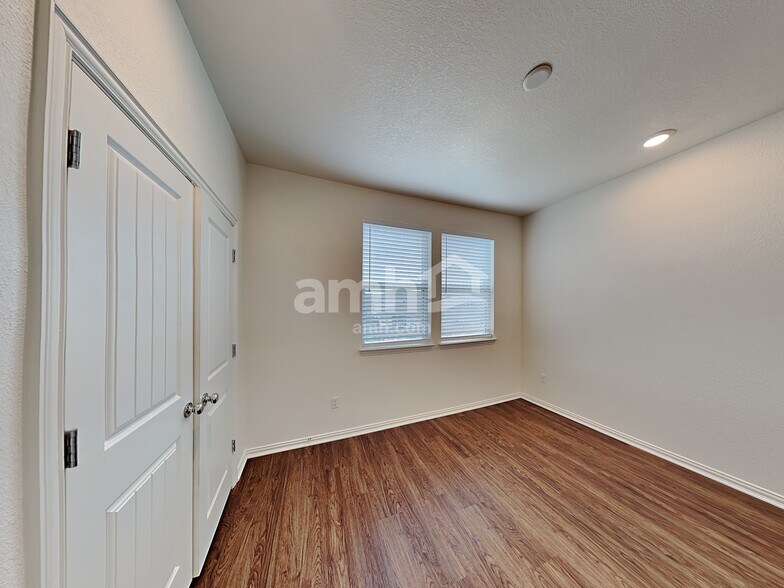 Building Photo - 413 Pebble Bend