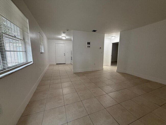 Building Photo - 2 bedroom in Miami FL 33142