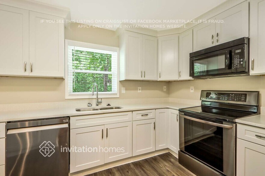 Building Photo - 5888 Simone Dr