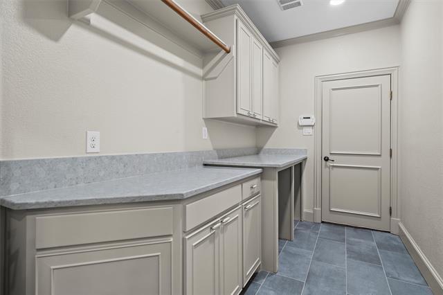 Building Photo - 1925 Manor Way Dr