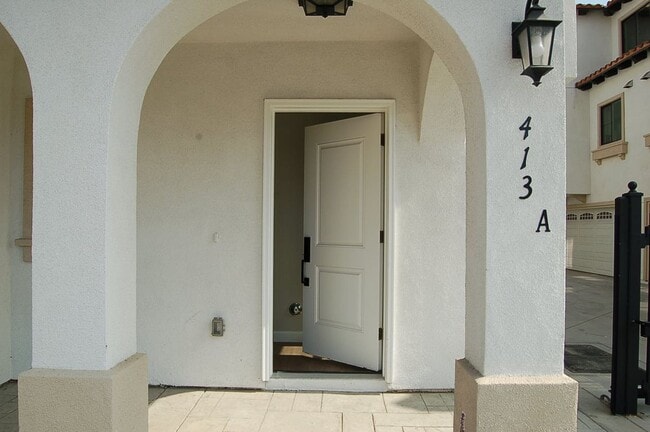 Building Photo - 425 W Duarte Rd