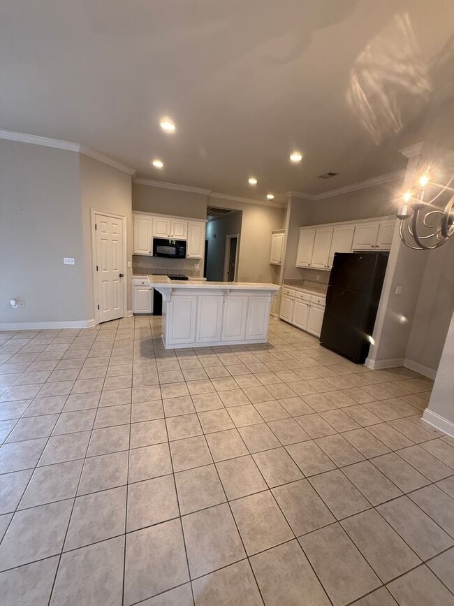 Building Photo - Beautiful Home on the Lake in Nicholson Lake Subdivision and Near LSU