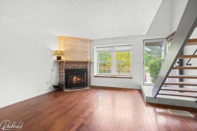Building Photo - 1253 S Flower Cir