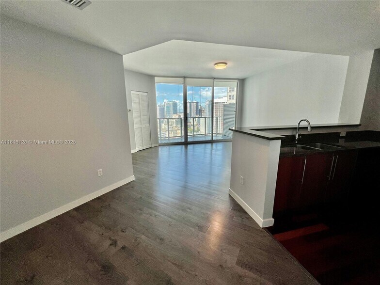 Building Photo - 300 S Biscayne Blvd