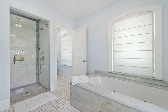 Building Photo - 210 Emerald Ln