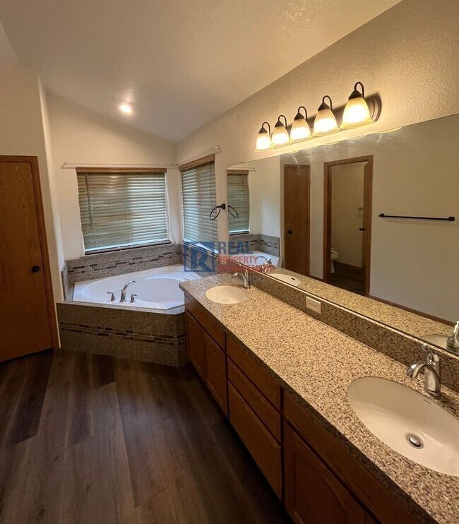 Building Photo - 2511 Glendale Ct