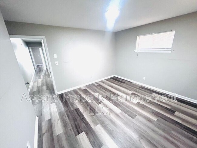 Building Photo - 3341 Pinewood Ave